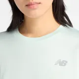 Remera deportiva New Balance de manga corta, color verde menta, con tecnología de secado rápido y logotipo reflectante en el pecho.