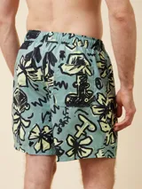 Short de baño celeste con estampado de flores y texto en negro.