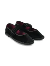 Ballerinas de terciopelo color negro con tira elástica fruncida sobre el empeine y suela de caucho.