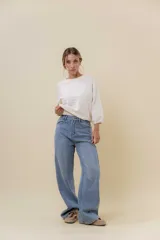 Jean wide leg de tiro alto con costura frontal decorativa, bolsillos delanteros con remaches y bolsillos traseros amplios. Presenta un interior afelpado para mayor abrigo.