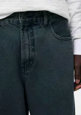 Pantalón vaquero de corte recto y tiro medio, en color azul oscuro con acabado lavado. Cuenta con cierre de cremallera y botón, además de bolsillos laterales y traseros.