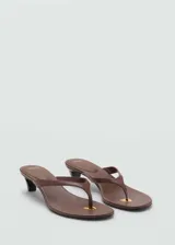 Sandalias de tacón kitten color marrón, diseño destalonado con tira de dedo y detalle metálico dorado.