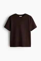 Camiseta de manga corta en punto interlock pesado, color marrón oscuro, con cuello redondo ribeteado en canalé y bajo recto.