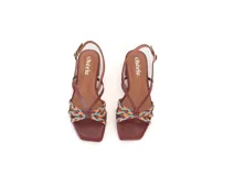 Sandalia de cuero color caramelo, con tiras finas y detalle frontal trenzado en tonos marrón, celeste y naranja. Cuenta con pulsera ajustable con hebilla metálica y taco bajo geométrico.