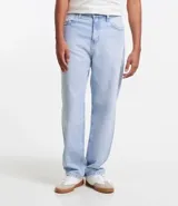 Pantalón baggy jeans color negro, con cierre de botón y cremallera, y bolsillos. Confeccionado en tejido de jean 100% algodón.