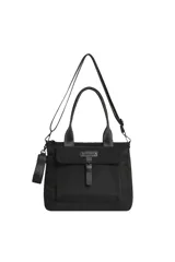 Bolso tipo morral color negro de la marca Trendy, con bolsillo frontal con solapa y hebilla decorativa. Cuenta con doble asa de mano, correa ajustable para el hombro y un llavero colgante.