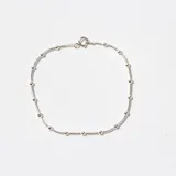 Pulsera de cadena fina tipo serpiente en plata 925, con pequeñas esferas distribuidas a lo largo de toda la pieza y cierre de resorte.