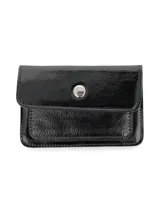 Porta documentos de cuero vacuno con acabado charol color negro, con solapa y botón a presión plateado, y bolsillo frontal apto para tarjetas o documentos.