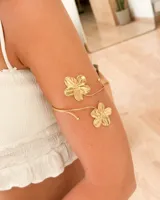 Brazalete dorado con diseño de flores, ajustable al brazo.