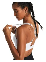 Top deportivo blanco Under Armour Infinity Mid 2.0 con tecnología de sujeción que se sincroniza con cada movimiento y relleno de espuma hueca ultraligera.