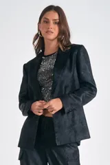 Blazer plateado de satén laminado, con cuello con solapa y abertura central con botón. Forro interno a tono.