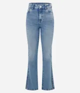 Pantalón bootcut de tiro alto en denim azul claro, ceñido en caderas y muslos con corte acampanado hacia el bajo y detalle de pequeña abertura lateral en los tobillos. Cuenta con bolsillos y cierre tradicional con botón y cremallera.