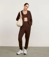 Campera deportiva Get Over confeccionada en modal, color rosado, con capucha ajustable, cierre frontal por cremallera, mangas largas con puños ajustados y bolsillos tipo canguro.