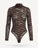 Body de encaje marrón con cuello alto y mangas largas, de diseño ajustado.