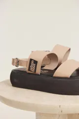 Sandalias negras de cuero sintético con plataforma y doble tira ancha.