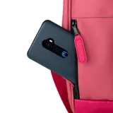 Mochila Cabaia modelo Adventurer Venise, color rosado con base fucsia. Cuenta con un bolsillo frontal con cierre, asas superiores y correas acolchadas. Incluye un parche redondo con logo en la parte superior y un parche rectangular con logo en la parte inferior.