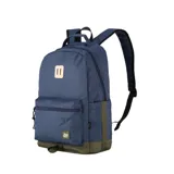 Mochila urbana de color azul marino con detalles en verde militar en la base. Presenta un parche rectangular de cuero claro con dos líneas verticales en la parte superior y un bolsillo frontal con cierre. Incluye un pequeño logo cuadrado en la parte inferior derecha del bolsillo frontal.