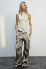Camiseta de algodón con efecto doble, diseño sin mangas, cuello redondo y detalle de choker a contraste en el mismo tono. Cuenta con bajo asimétrico.