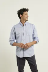 Camisa celeste de algodón con cuello abotonado, manga larga con puños abotonados, bolsillo en el pecho y corte clásico.