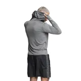 Buzo deportivo de manga larga con capucha, confeccionado en tejido técnico gris con logo de la marca estampado en el pecho.