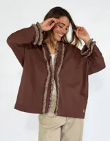 Saco color marrón con detalle de volados en el frente y puños.