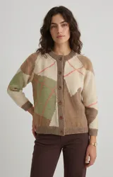 Cárdigan de punto con diseño geométrico de bloques de color en tonos tierra, verde y crema, con líneas finas en color coral. Presenta cierre frontal con botones, cuello redondo y mangas raglán.