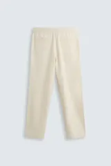 Pantalón de corte relajado color beige confeccionado en tejido de mezcla de algodón y lino. Posee cintura elástica ajustable con cordón, bolsillos frontales y bolsillos traseros de vivo.