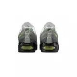Championes Nike Air Max 95 OG, con diseño degradado en tonos grises, detalles en verde neón y suela negra con unidades Air Max visibles.