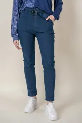 Pantalón de jean azul con cintura elastizada y cordón ajustable.