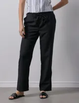 Pantalón de corte recto confeccionado en mezcla de lino, color verde claro. Presenta una pretina ancha con lazo de ajuste frontal y bolsillos laterales verticales.