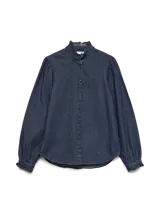 Camisa de denim azul oscuro con cuello mao y detalle de volantes, manga larga con puños fruncidos y cierre frontal de botones.