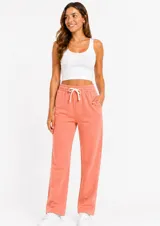 Pantalón de felpa de corte recto y holgado, con cintura elástica ajustable mediante cordón y bolsillos laterales.