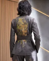 Blazer gris con estampado artesanal amarillo, de corte recto con aberturas en la espalda y cuello lazo.