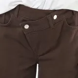Pantalón de twill marrón con diseño de tiro cruzado y cierre asimétrico de doble botón, corte recto y holgado.