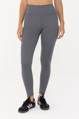 Calza deportiva de tiro alto con diseño liso y ajuste compresivo, confeccionada en tejido técnico elástico de alta resistencia.