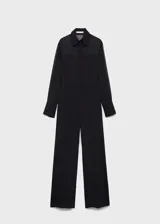 Mono largo negro de tejido fluido semitransparente, con cuello camisero, cierre frontal de botones ocultos, mangas largas con puños abotonados y diseño recto.