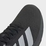 Championes de entrenamiento Adidas Dropset Control, de color negro con detalles en gris y soporte de TPU en color violeta en el talón. Cuenta con exterior de malla transpirable y suela de caucho.