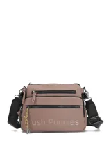 Bandolera Hush Puppies de color rosado viejo, confeccionada en cuero sintético, con múltiples bolsillos externos con cierre y tira ajustable negra con logo estampado.