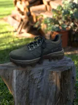 Championes de trekking color verde oliva, con diseño robusto, suela dentada para mayor tracción y cordones reforzados.