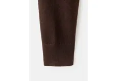 Cardigan largo de pelo sintético marrón, cruzado con doble botonadura y solapas amplias.
