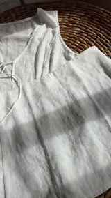 Conjunto blanco de short y chaleco con lazo.