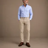 Pantalón de gabardina color beige, de corte recto y estilo clásico, con bolsillos laterales y traseros.