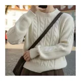Sweater de punto color blanco marfil, con diseño de trenzas frontales, cuello redondo y mangas largas con puños elásticos acanalados.