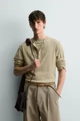 Camiseta de manga larga regular fit en color verde militar, confeccionada en mezcla de algodón y lino, con cuello redondo y cierre frontal de botones.