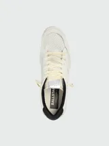 Championes Golden Goose modelo Ball Star HF, color blanco con detalles en negro, confeccionados en cuero perforado, con cordones color crema, estrella distintiva en el lateral y suela con efecto envejecido.