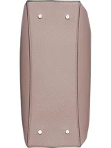 Cartera satchel Calvin Klein de cuero sintético granulado en tono rosado. Cuenta con asa superior, correa de hombro ajustable y extraíble, cierre principal con cremallera y un set de dos mini accesorios colgantes con el monograma de la marca.