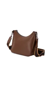 Bandolera de cuero sintético color marrón, con cierre trasero y división interna. Incluye correa de galón ajustable y un pequeño charm colgante.