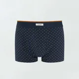 Pack de tres bóxers de algodón para hombre, uno a rayas horizontales azul y marrón, uno liso color ladrillo y uno azul con estampado de puntos marrones. Todos tienen cintura elástica azul.