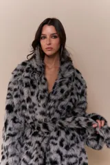 Chaqueta de piel sintética con estampado animal print en tonos grises y negros, corte recto y cuello solapa.