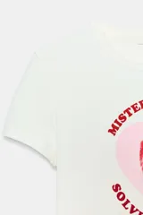 Camiseta blanca de manga corta y cuello redondo, con estampado frontal de Pedro Pascal en un círculo rosado y texto que dice "Mister Fantastic Solves Everything".